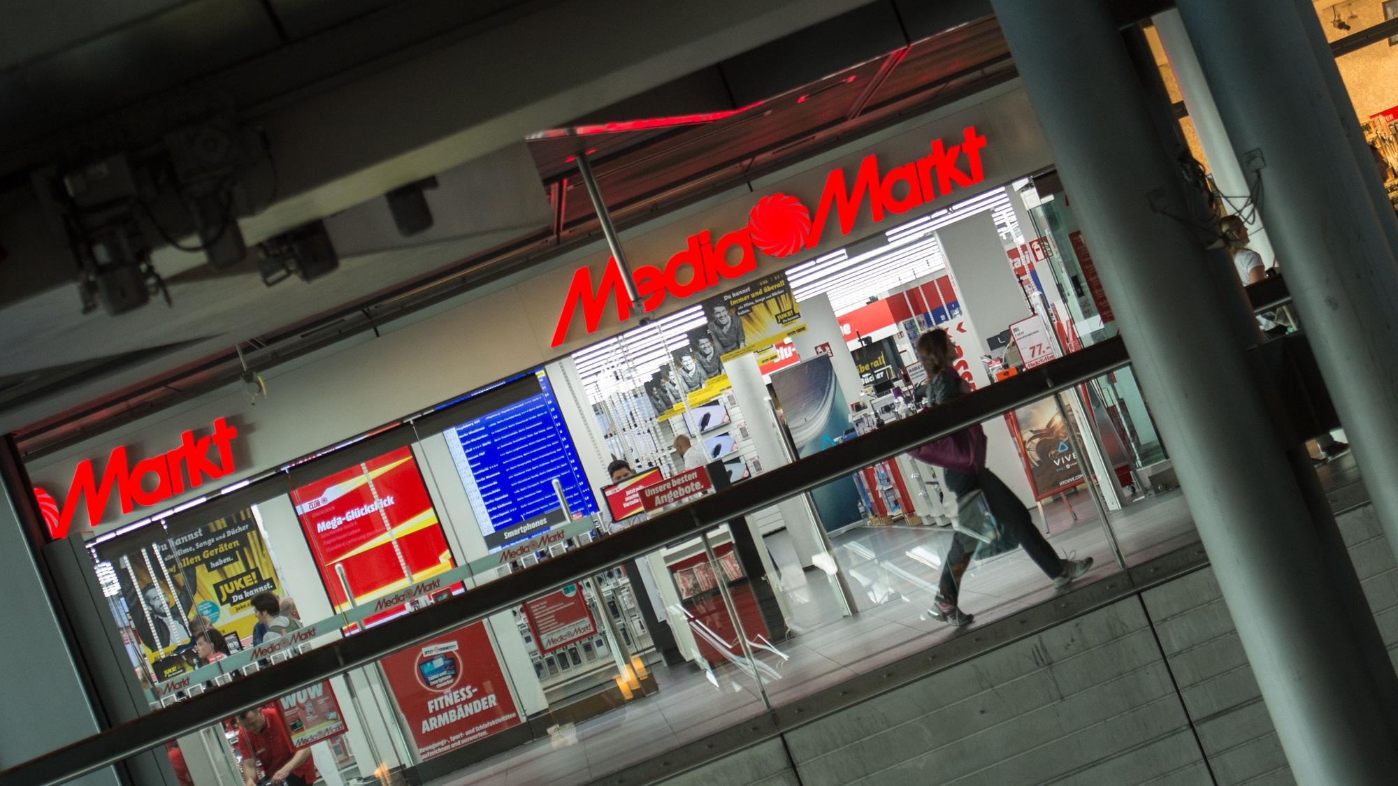Blick auf den Media Markt im Berliner Hauptbahnhof (Archivbild von 2016): Laut MediaMarktSaturn könne es zu Engpässen bei einigen Produkten rund um die Weihnachtszeit geben. Ein Grund dafür: die weltweite Halbleiterkrise.
