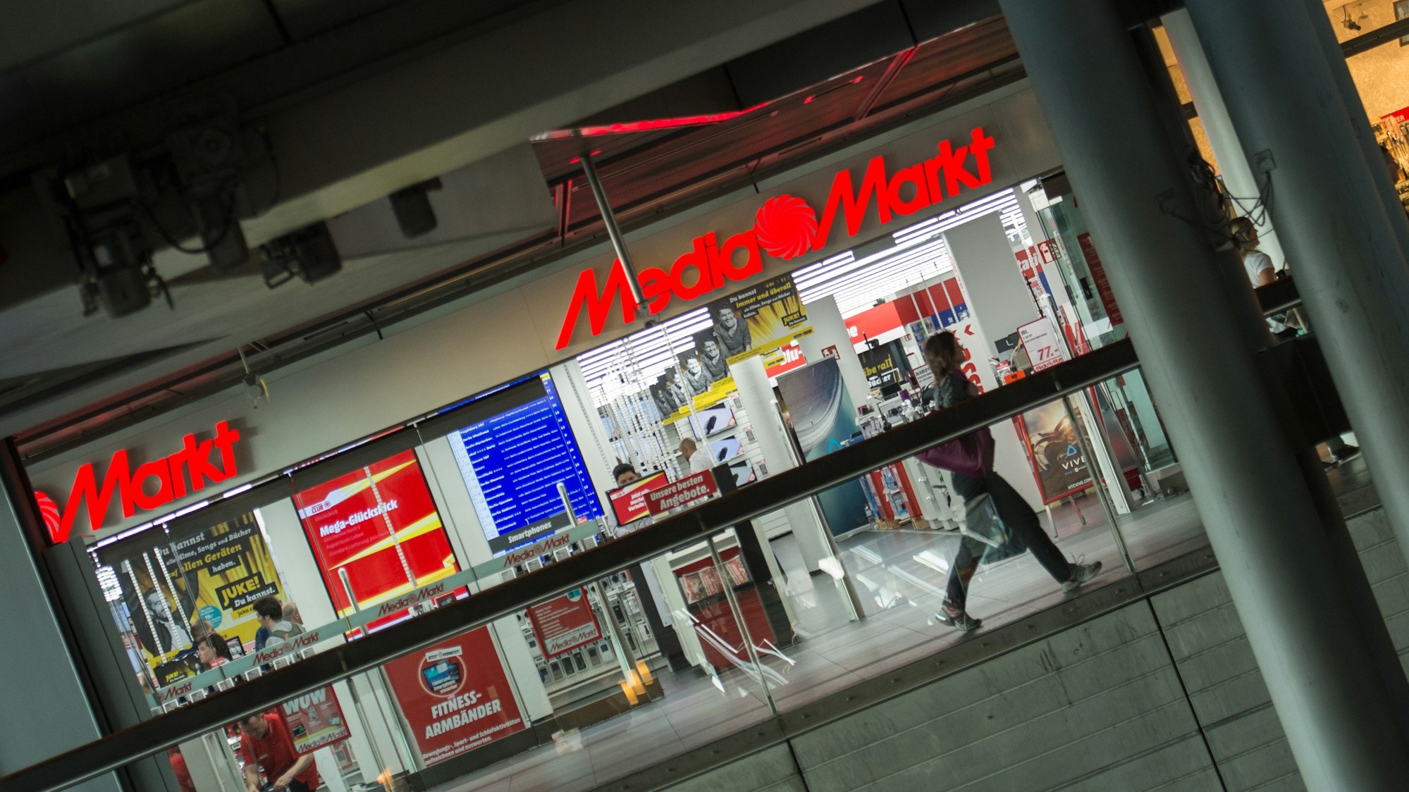 Blick auf den Media Markt im Berliner Hauptbahnhof (Archivbild von 2016): Laut MediaMarktSaturn könne es zu Engpässen bei einigen Produkten rund um die Weihnachtszeit geben. Ein Grund dafür: die weltweite Halbleiterkrise.