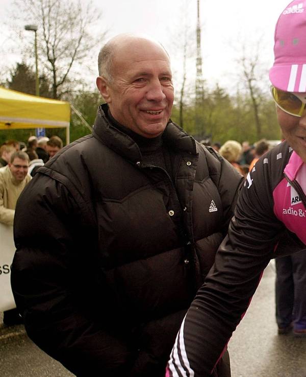 Wolfgang Strohband förderte Jan Ullrich und machte ihn als Manager zum ersten deutschen Sieger der Tour de France. Hier sind die beiden am Rande eines Rennens in Köln zu sehen.