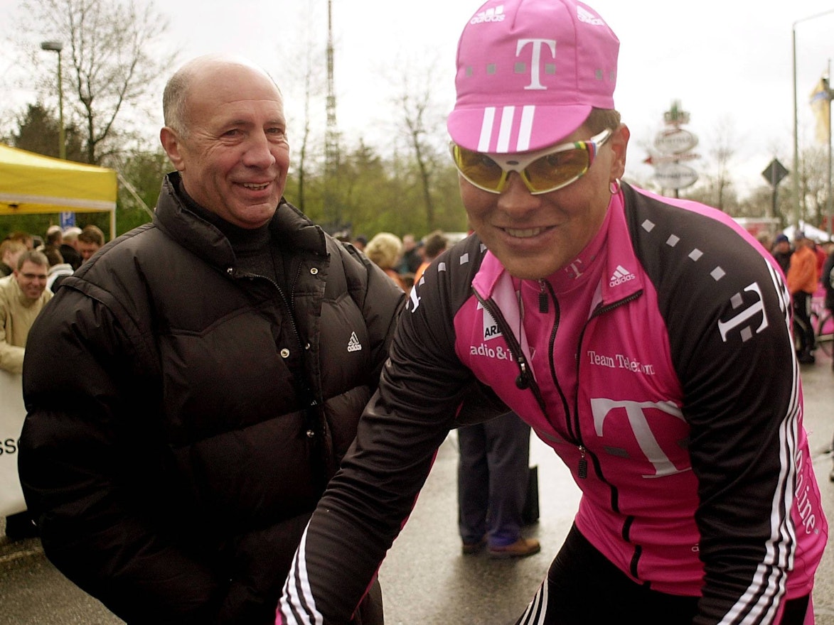 Wolfgang Strohband förderte Jan Ullrich und machte ihn als Manager zum ersten deutschen Sieger der Tour de France. Hier sind die beiden am Rande eines Rennens in Köln zu sehen.