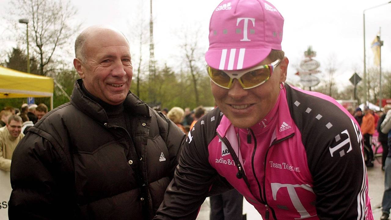 Wolfgang Strohband förderte Jan Ullrich und machte ihn als Manager zum ersten deutschen Sieger der Tour de France. Hier sind die beiden am Rande eines Rennens in Köln zu sehen.
