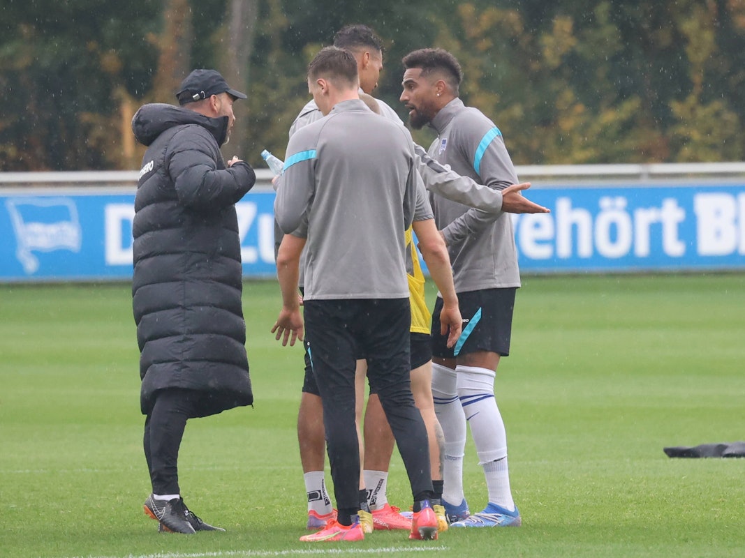 Coach Pal Dardai und Spieler Kevin-Prince Boateng streiten sich auf dem Trainingsplatz. Kollege Davie Selke versucht dazwischen zu schlichten.