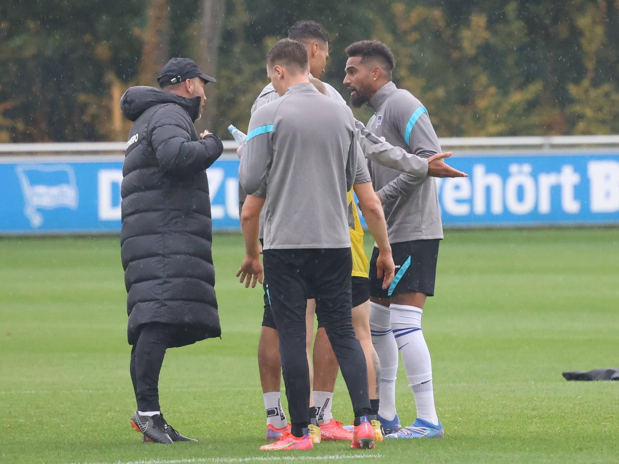 Coach Pal Dardai und Spieler Kevin-Prince Boateng streiten sich auf dem Trainingsplatz. Kollege Davie Selke versucht dazwischen zu schlichten.