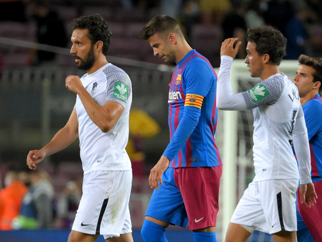 Gerard Piqué verlässt mit gesenktem Kopf den Platz beim FC Barcelona.