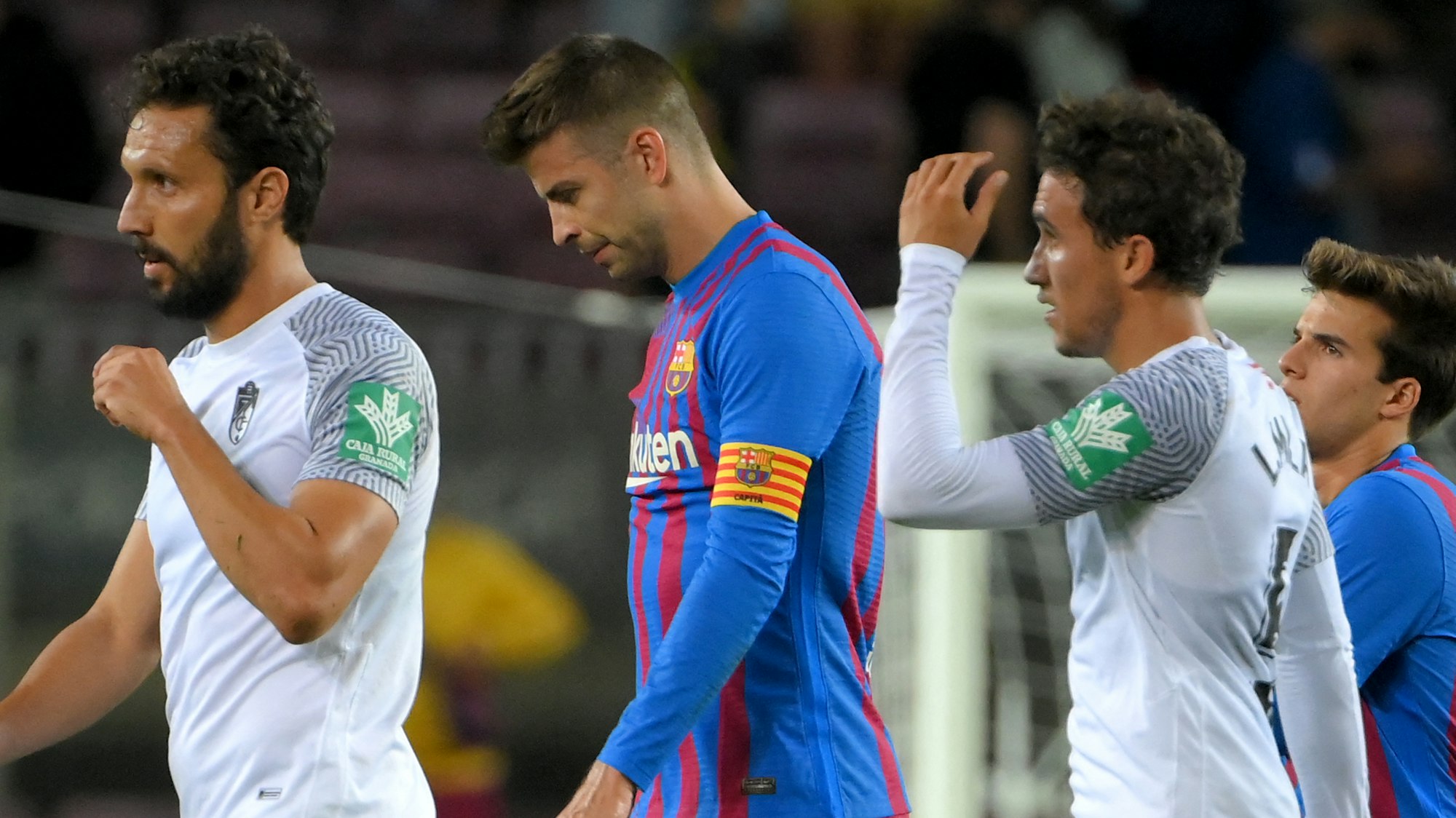 Gerard Piqué verlässt mit gesenktem Kopf den Platz beim FC Barcelona.