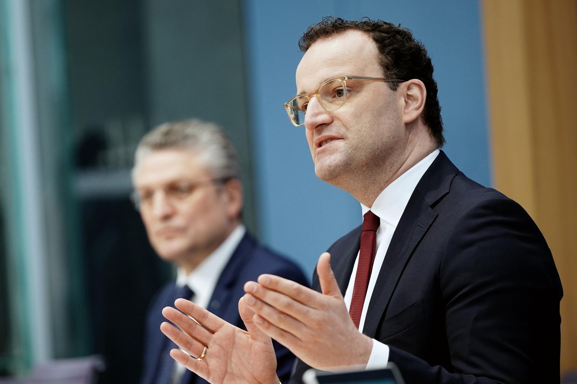 Jens Spahn (r, CDU), der Bundesminister für Gesundheit, und Lothar H. Wieler, der Präsident vom Robert Koch-Institut (RKI) bei einer Pressekonferenz.