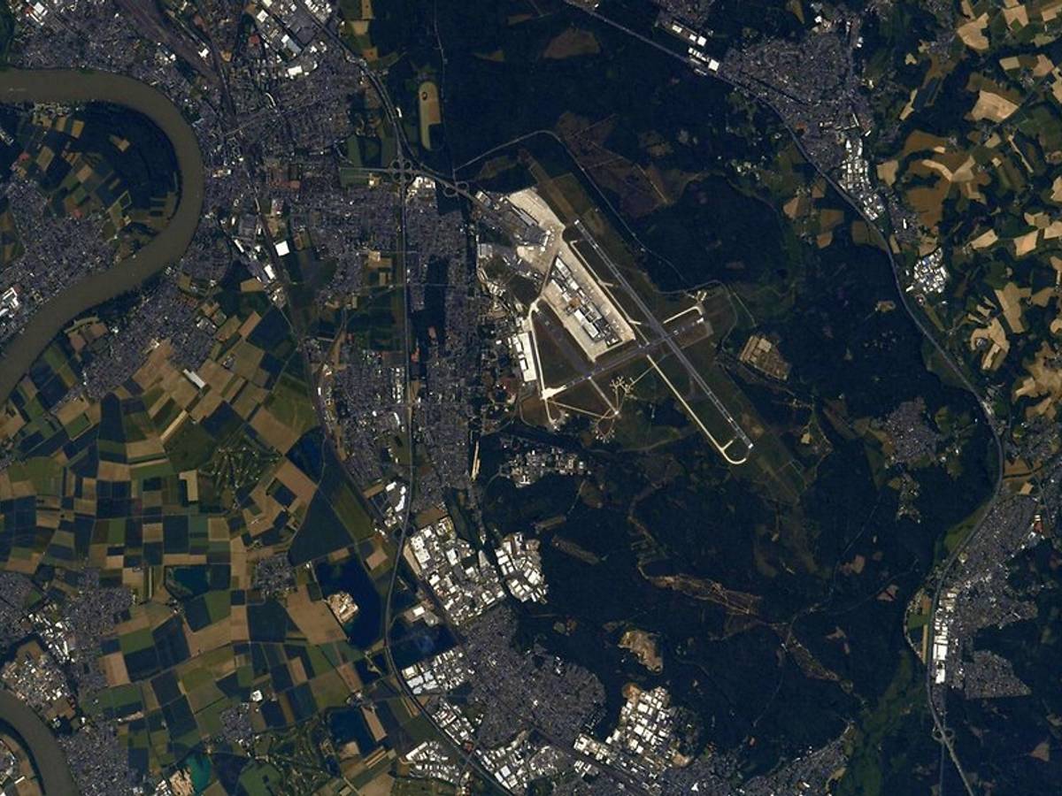 Der Flughafen Köln/Bonn aus dem All.