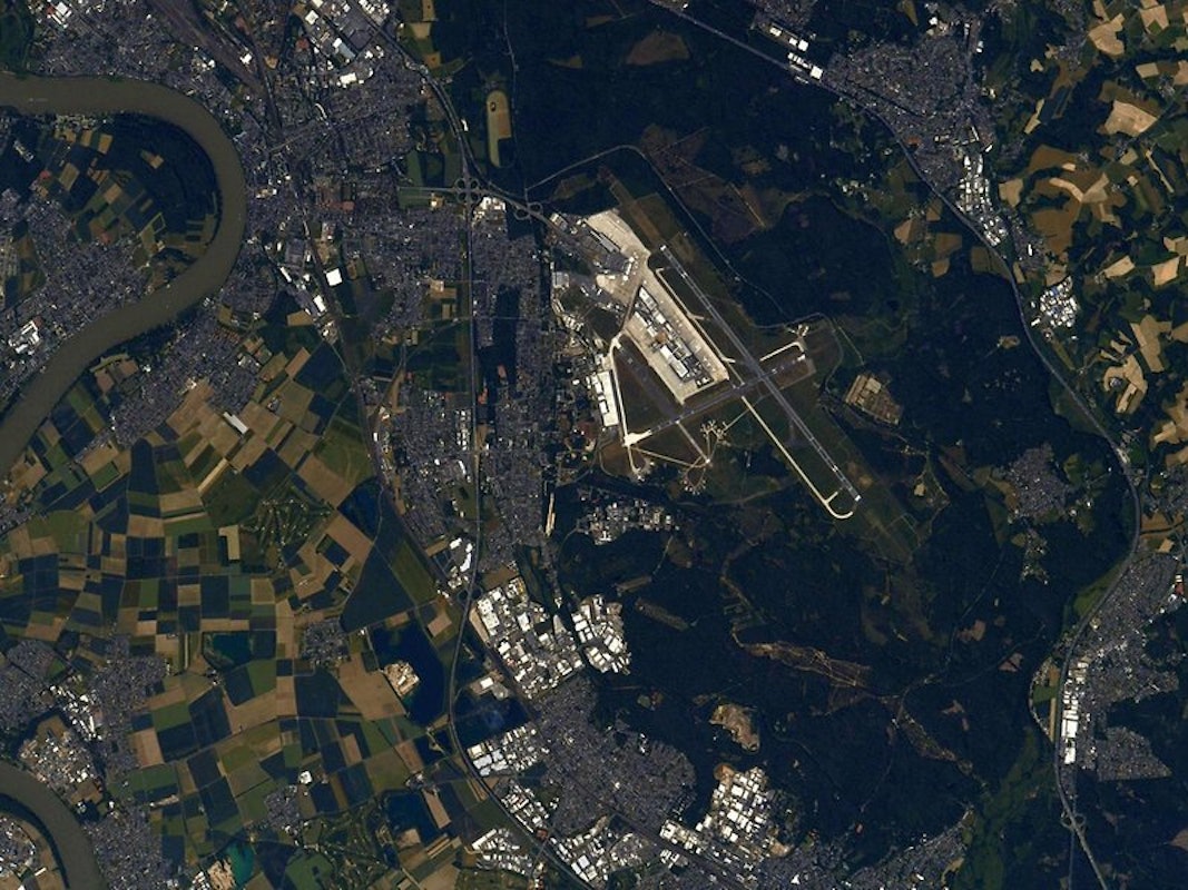 Der Flughafen Köln/Bonn aus dem All.