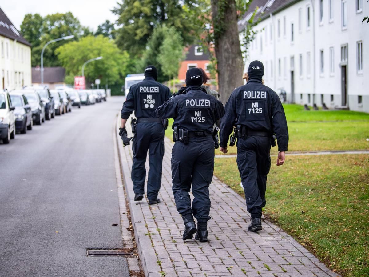 Unser Symbolbild zeigt Einsatzkräfte Ende August in Wilhelmshaven in einem Wohnviertel.