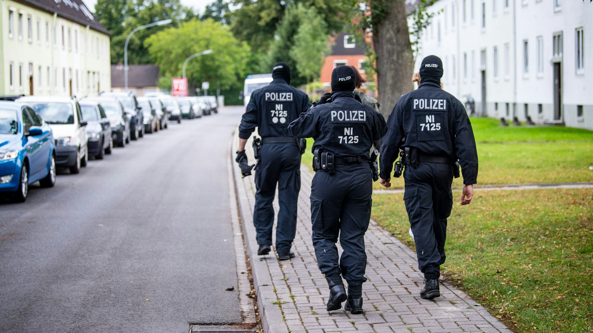 Unser Symbolbild zeigt Einsatzkräfte Ende August in Wilhelmshaven in einem Wohnviertel.