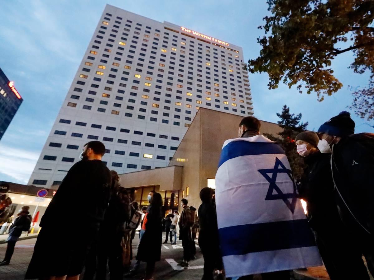 Ein Demonstrant trägt die Fahne Israels über den Schultern. Nach Antisemitismus-Vorwürfen haben sich am Abend Hunderte Menschen vor dem «Westin Hotel» Leipzig versammelt, um Solidarität mit dem Musiker Gil Ofarim und Jüdinnen und Juden in Deutschland zu zeigen.