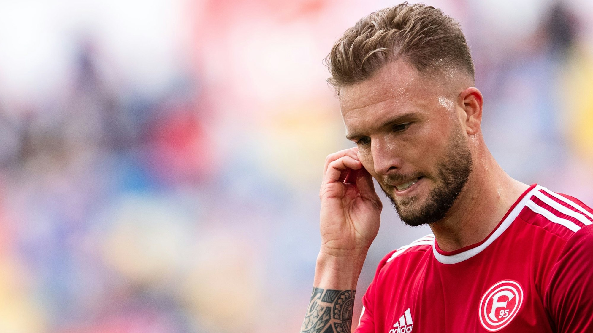 Andre Hoffmann kratzt sich im Spiel von Fortuna Düsseldorf am Kopf.