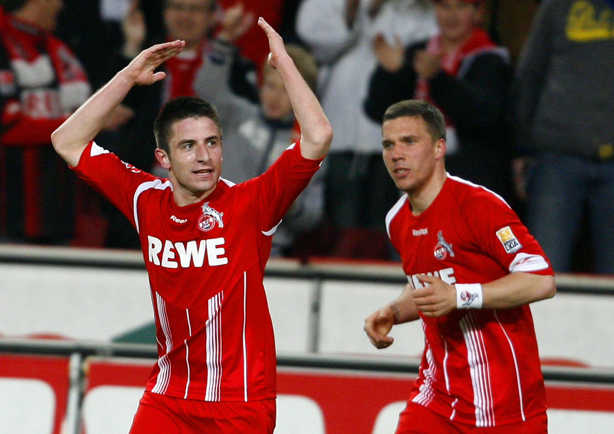 Zoran Tosic mit Lukas Podolski beim Torjubel im Spiel des 1. FC Köln gegen den VfL Bochum.