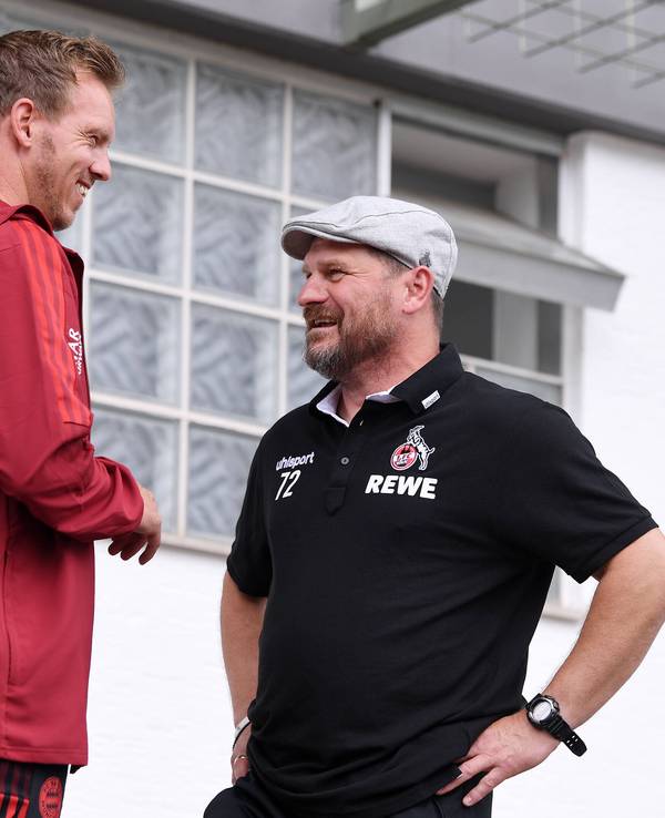 Julian Nagelsmann vom FC Bayern unterhält sich mit Steffen Baumgart vom 1. FC Köln.
