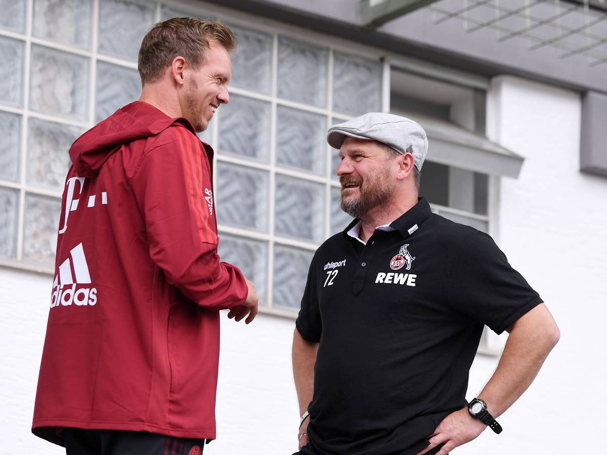 Julian Nagelsmann vom FC Bayern unterhält sich mit Steffen Baumgart vom 1. FC Köln.