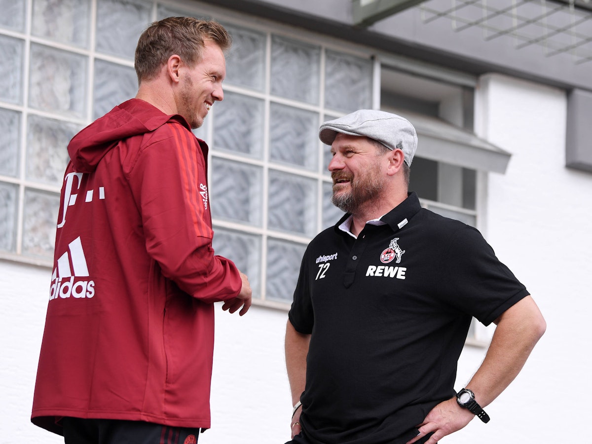 Julian Nagelsmann vom FC Bayern unterhält sich mit Steffen Baumgart vom 1. FC Köln.