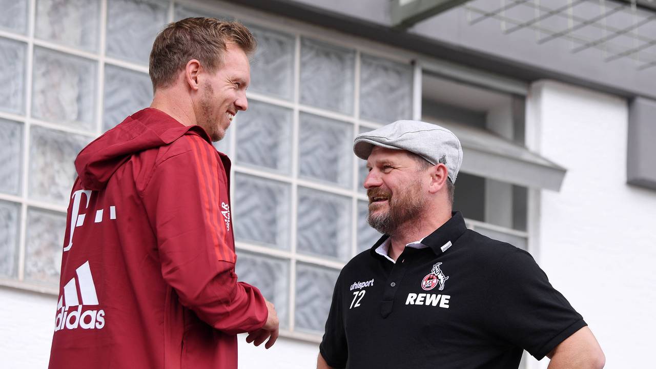 Julian Nagelsmann vom FC Bayern unterhält sich mit Steffen Baumgart vom 1. FC Köln.