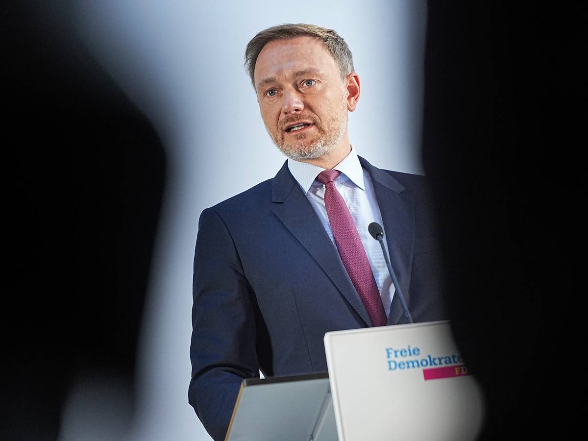 Christian Lindner, FDP-Bundesvorsitzender, informiert im Hans-Dietrich-Genscher-Haus, der Parteitzentrale der FDP, über den Stand der Sondierungsgespräche für die Regierungsbildung nach der Bundestagswahl.