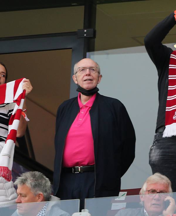 Reiner Calmund schaut aus einer Loge des Rhein-Energie-Stadions dem 1. FC Köln zu.