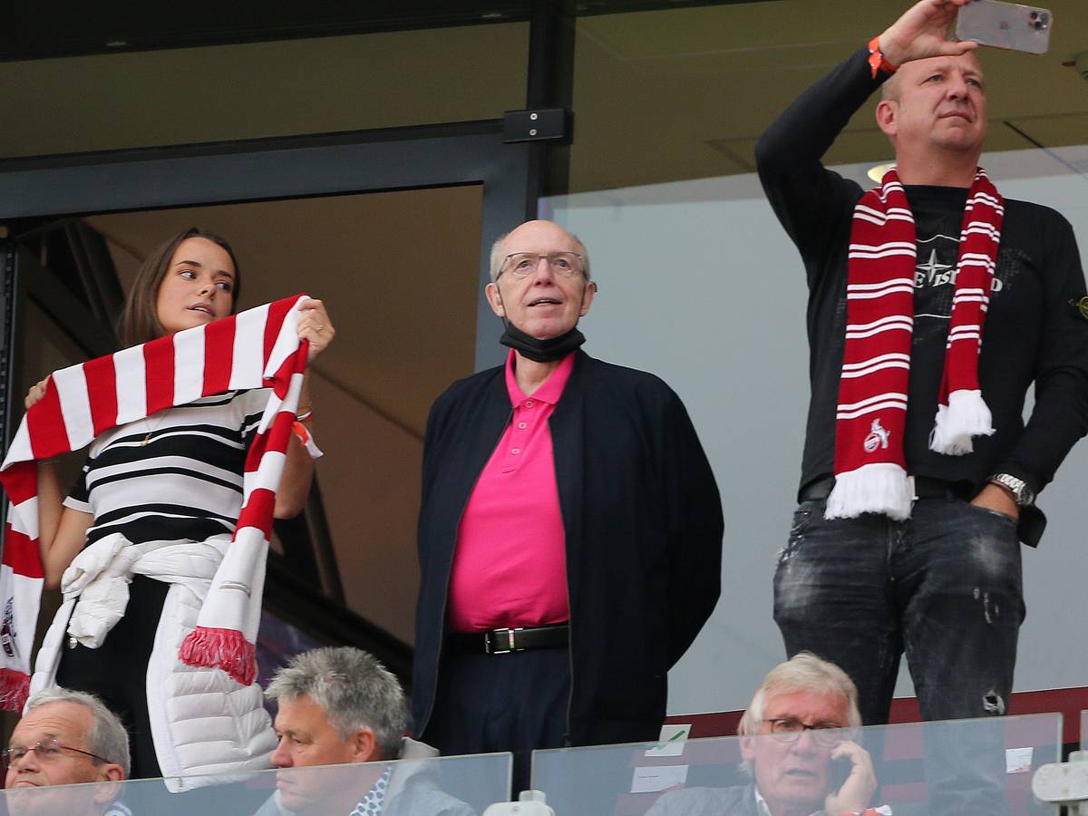 Reiner Calmund schaut aus einer Loge des Rhein-Energie-Stadions dem 1. FC Köln zu.