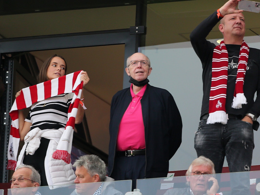 Reiner Calmund schaut aus einer Loge des Rhein-Energie-Stadions dem 1. FC Köln zu.