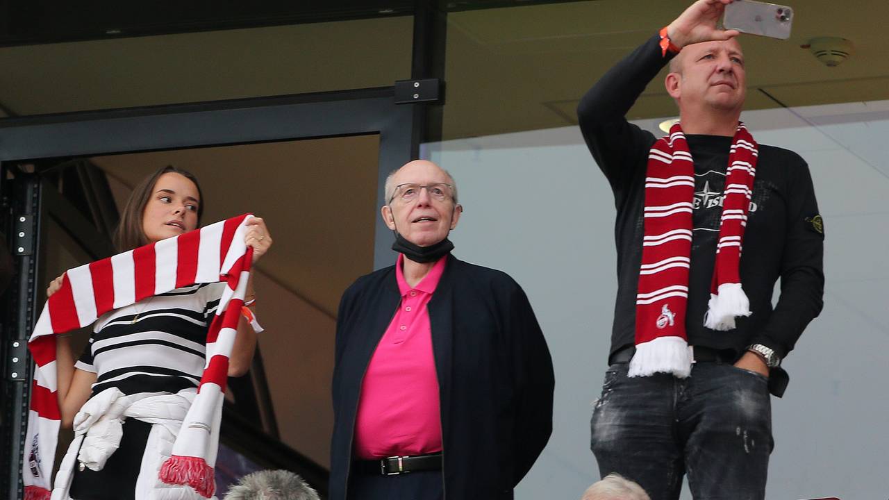 Reiner Calmund schaut aus einer Loge des Rhein-Energie-Stadions dem 1. FC Köln zu.