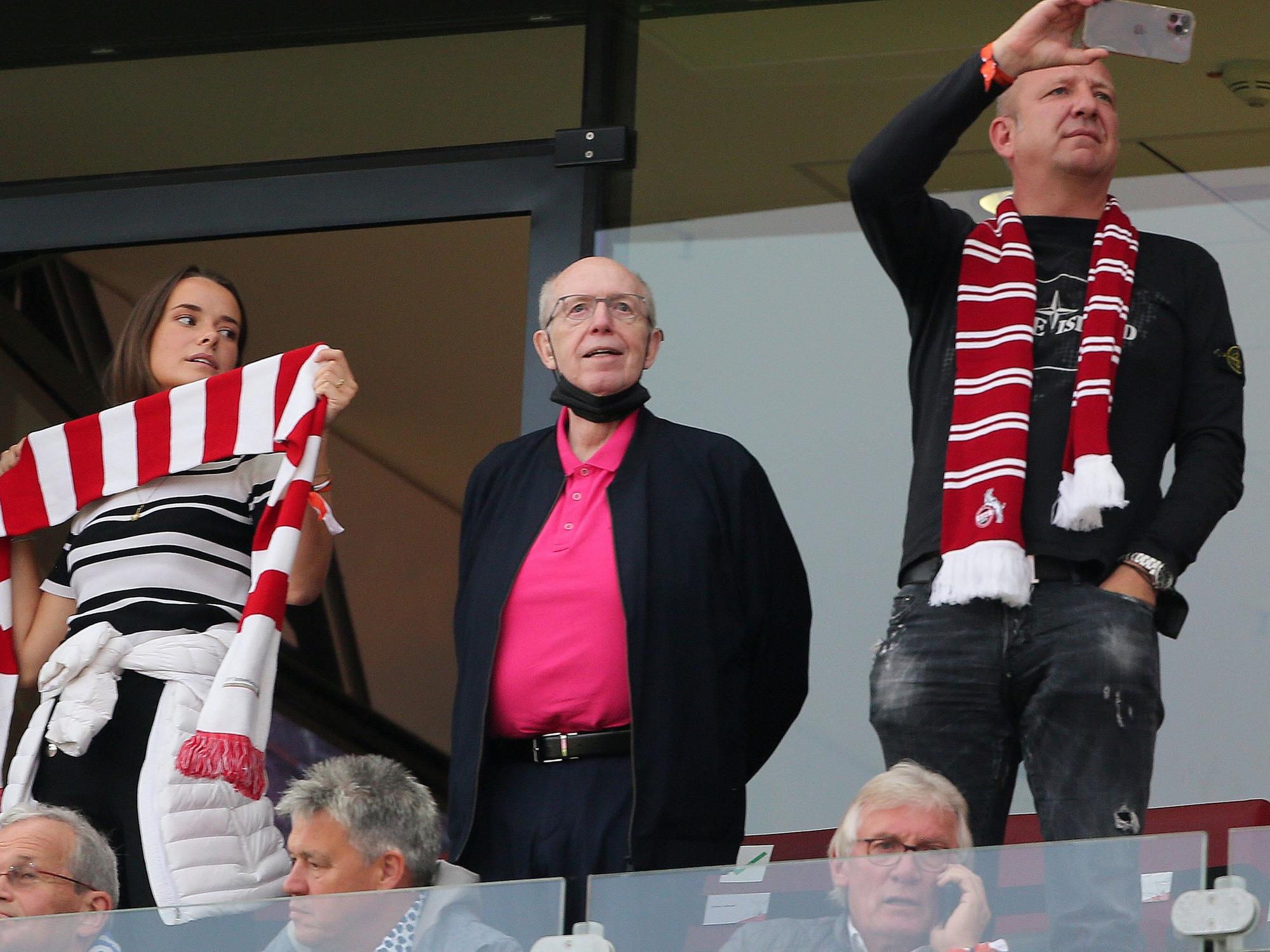 Reiner Calmund schaut aus einer Loge des Rhein-Energie-Stadions dem 1. FC Köln zu.