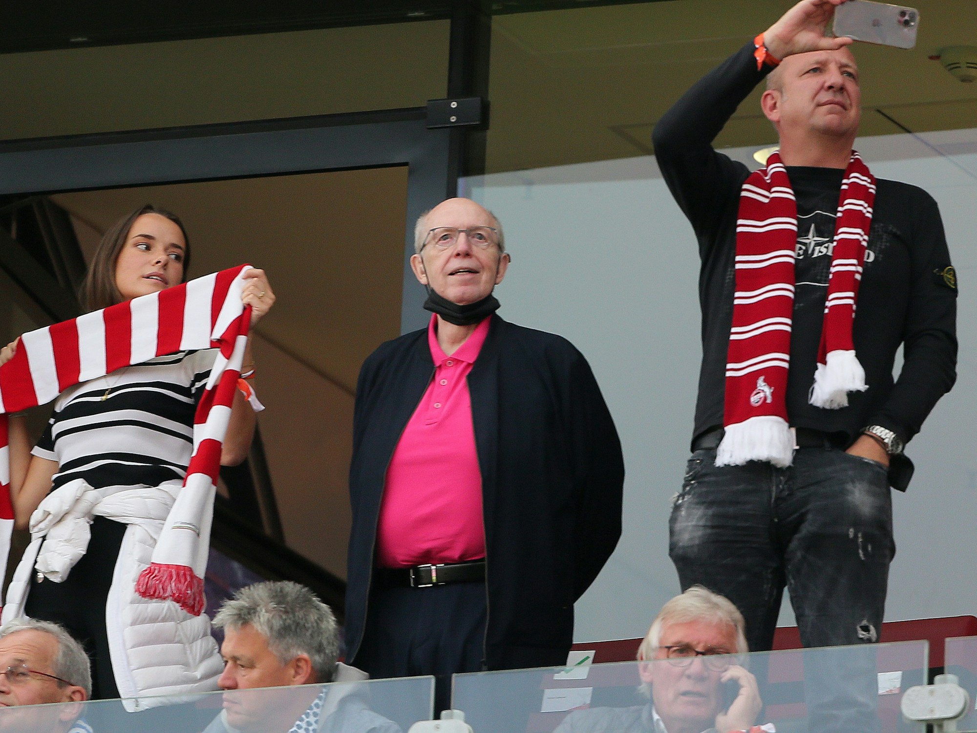 Reiner Calmund schaut aus einer Loge des Rhein-Energie-Stadions dem 1. FC Köln zu.