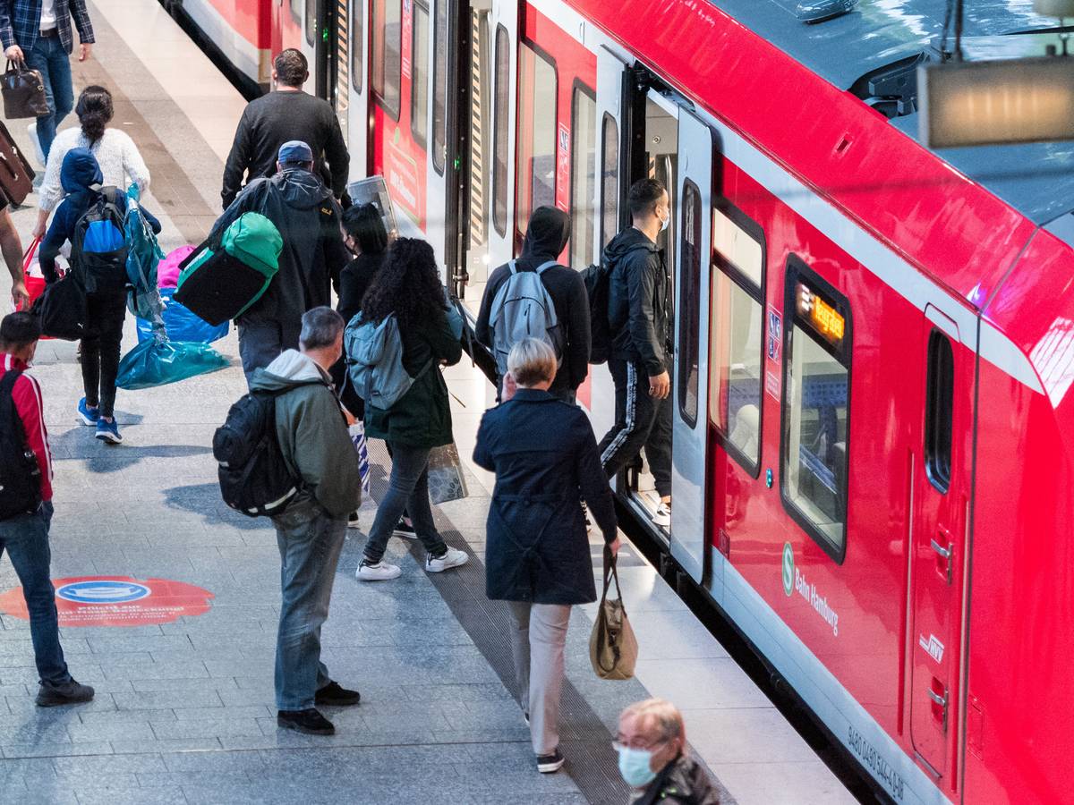 Reisende steigen im Hauptbahnhof in Hamburg in eine S-Bahn ein. Zugreisende müssen sich auch im Regionalverkehr auf höhere Fahrpreise einstellen.