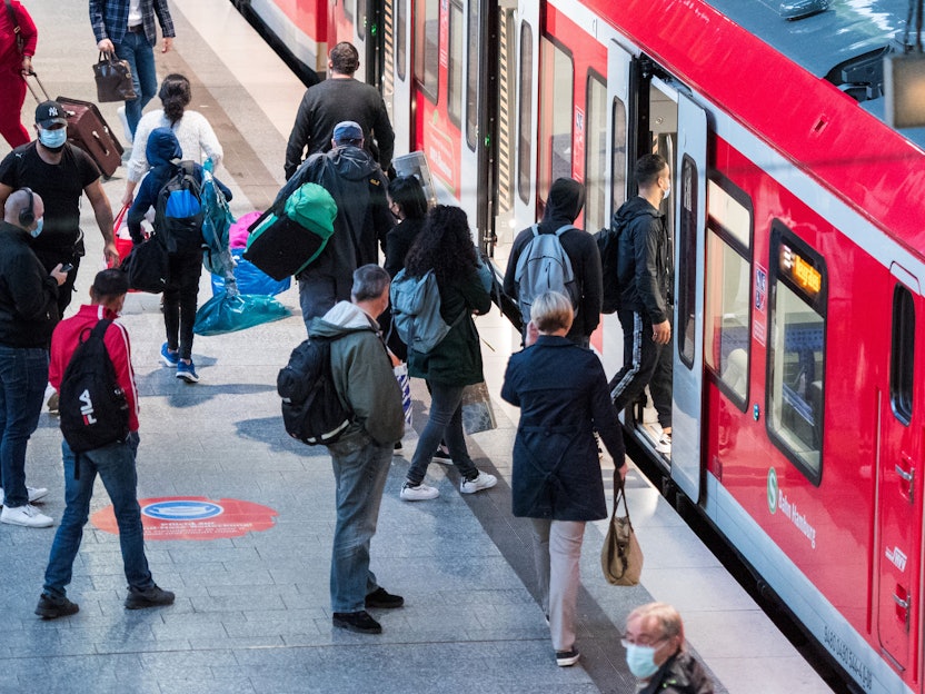 Reisende steigen im Hauptbahnhof in Hamburg in eine S-Bahn ein. Zugreisende müssen sich auch im Regionalverkehr auf höhere Fahrpreise einstellen.