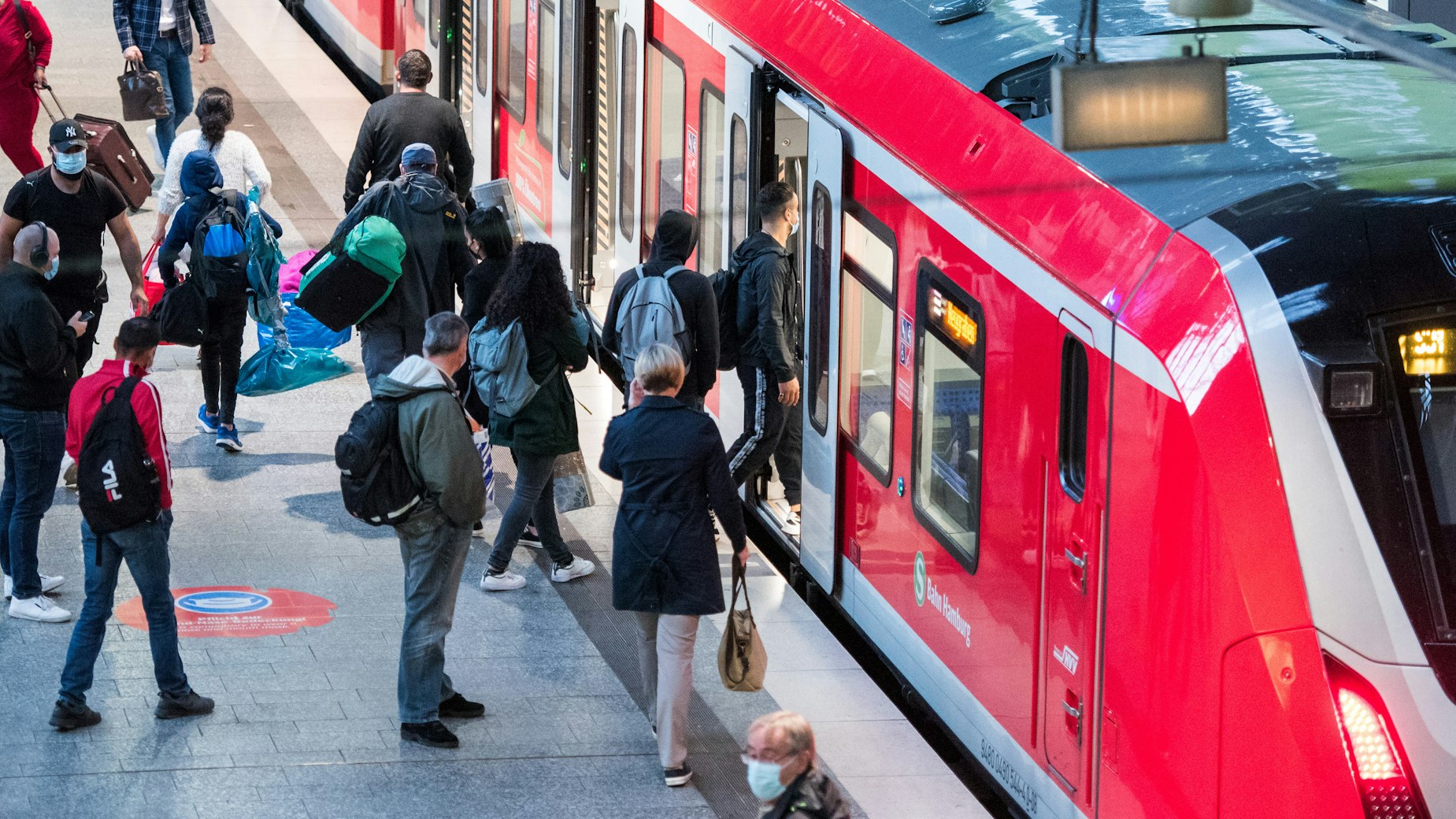 Reisende steigen im Hauptbahnhof in Hamburg in eine S-Bahn ein. Zugreisende müssen sich auch im Regionalverkehr auf höhere Fahrpreise einstellen.