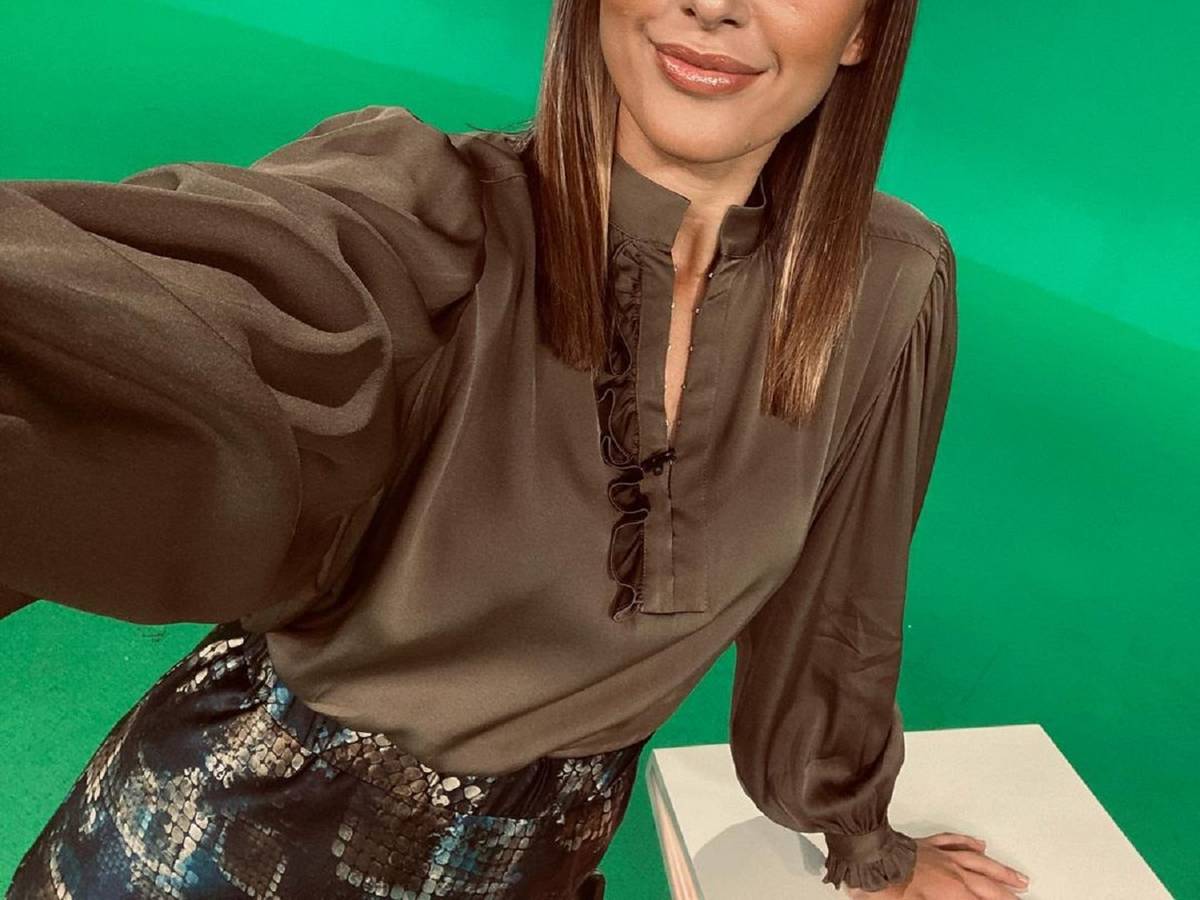 TV-Moderatorin Jana Azizi posiert für ein Selfie