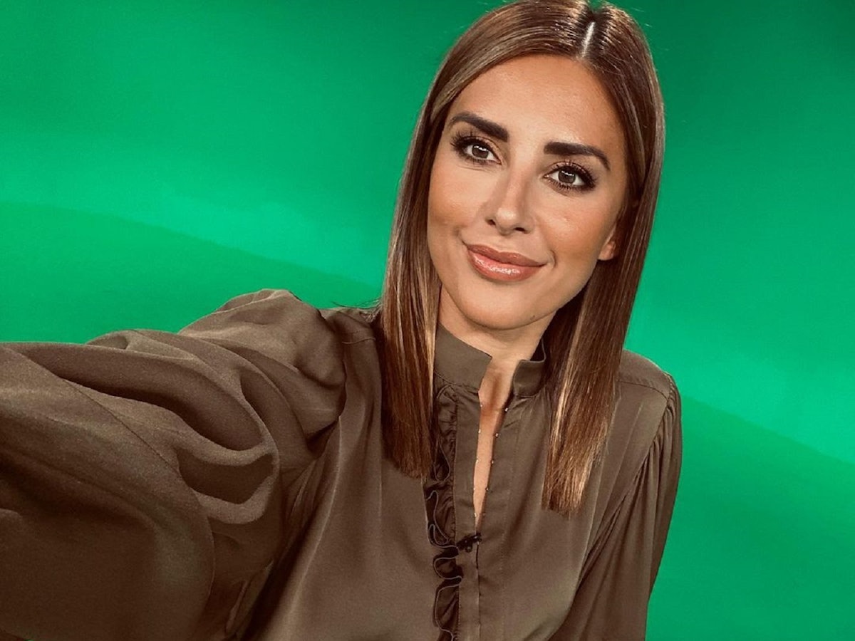 TV-Moderatorin Jana Azizi posiert für ein Selfie