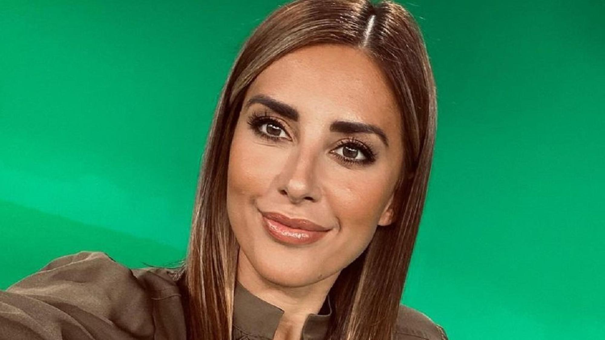 TV-Moderatorin Jana Azizi posiert für ein Selfie