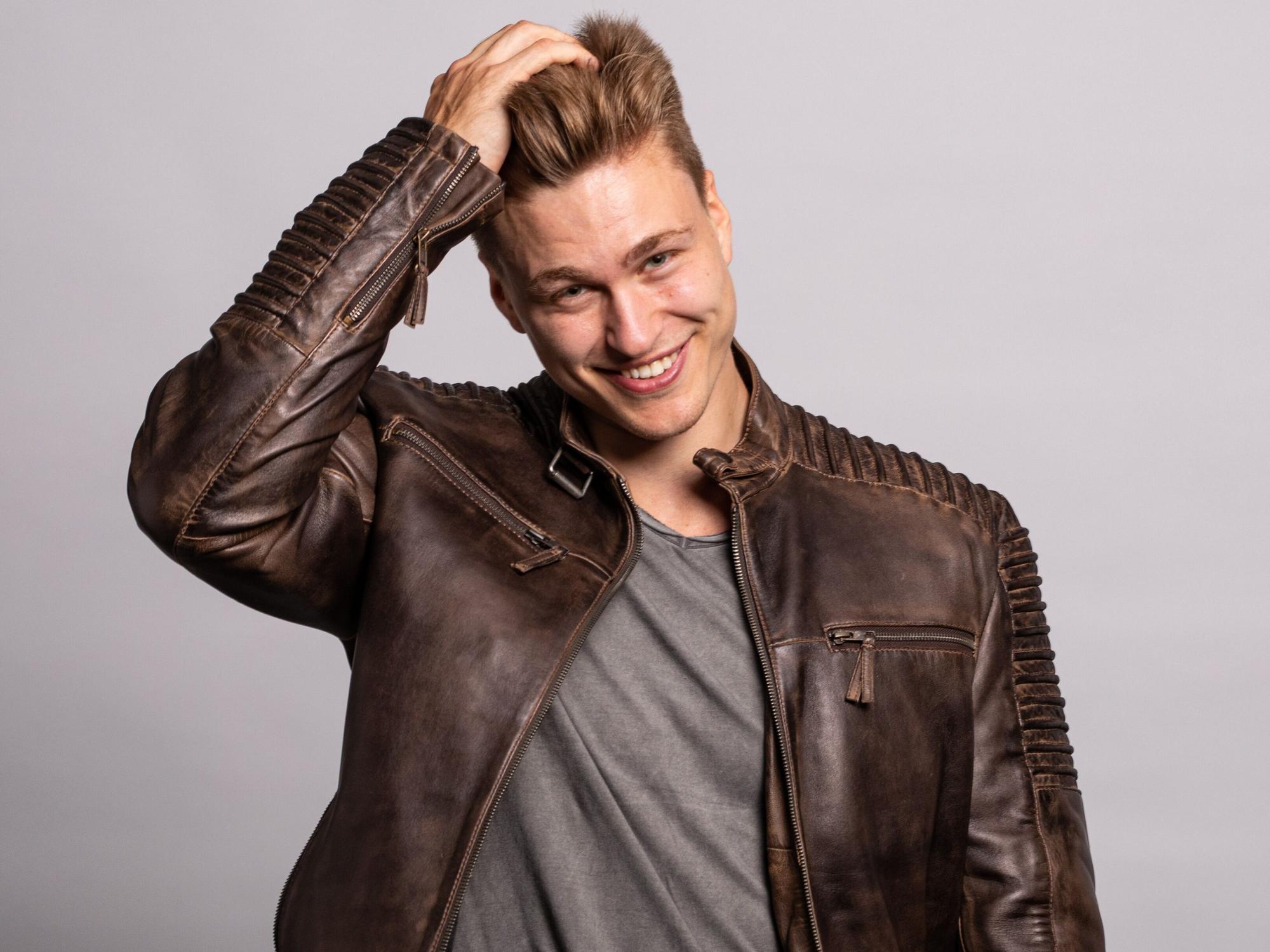 The Voice of Germany-Kandidat Nico Grund posiert für die Kamera.