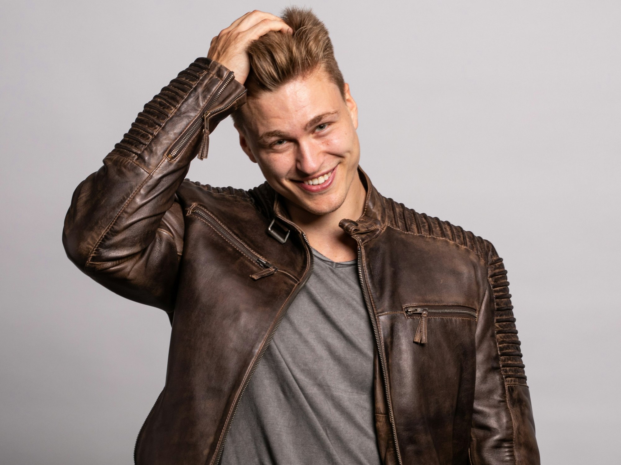 The Voice of Germany-Kandidat Nico Grund posiert für die Kamera.