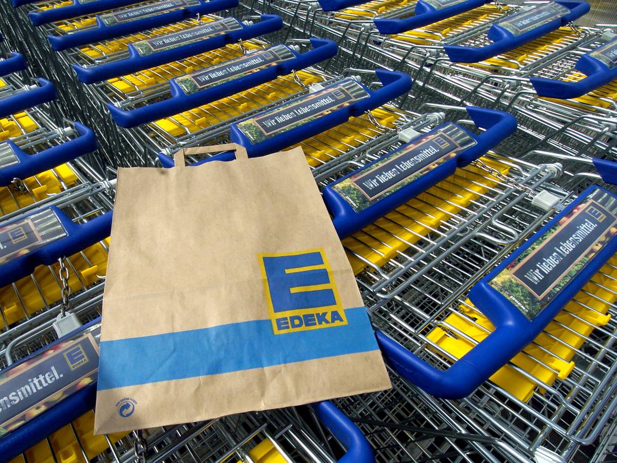 Eine Edeka-Tüte liegt auf einem Einkaufswagen. Die Supermarktkette ruft Sangria zurück. Verkauft wurde das alkoholische Getränk auch in Nordrhein-Westfalen.