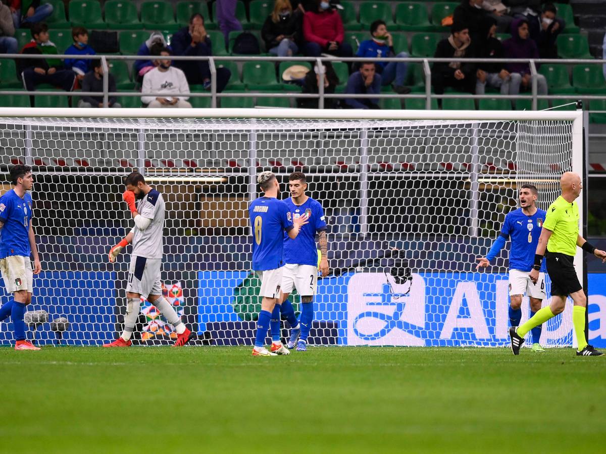 Mehrere Spieler der italienischen Nationalmannschaft sind im Spiel gegen Spanien sichtbar niedergeschlagen und wütend.