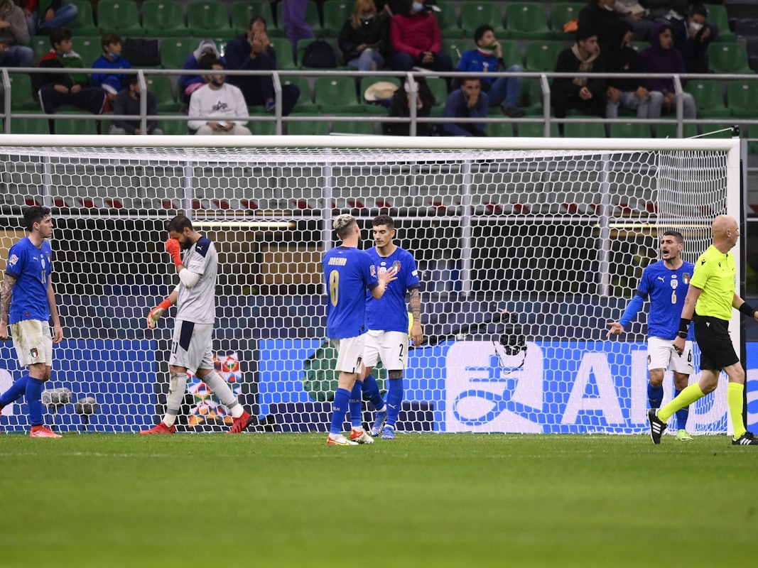 Mehrere Spieler der italienischen Nationalmannschaft sind im Spiel gegen Spanien sichtbar niedergeschlagen und wütend.
