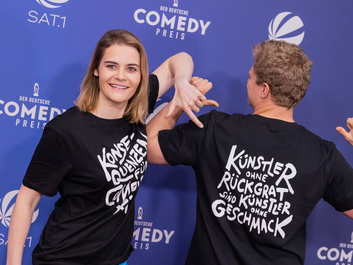Hazel Brugger und ihr Mann Thomas Spitzer bei der Verleihung des Comedypreises. Mit ihrer T-Shirt-Aktion sorgten sie für Aufsehen. Ein klares Statement gegen sexuelle Gewalt.