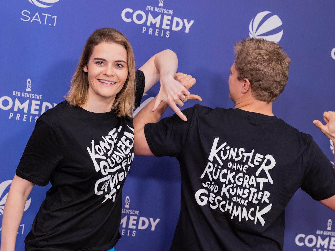Hazel Brugger und ihr Mann Thomas Spitzer bei der Verleihung des Comedypreises. Mit ihrer T-Shirt-Aktion sorgten sie für Aufsehen. Ein klares Statement gegen sexuelle Gewalt.