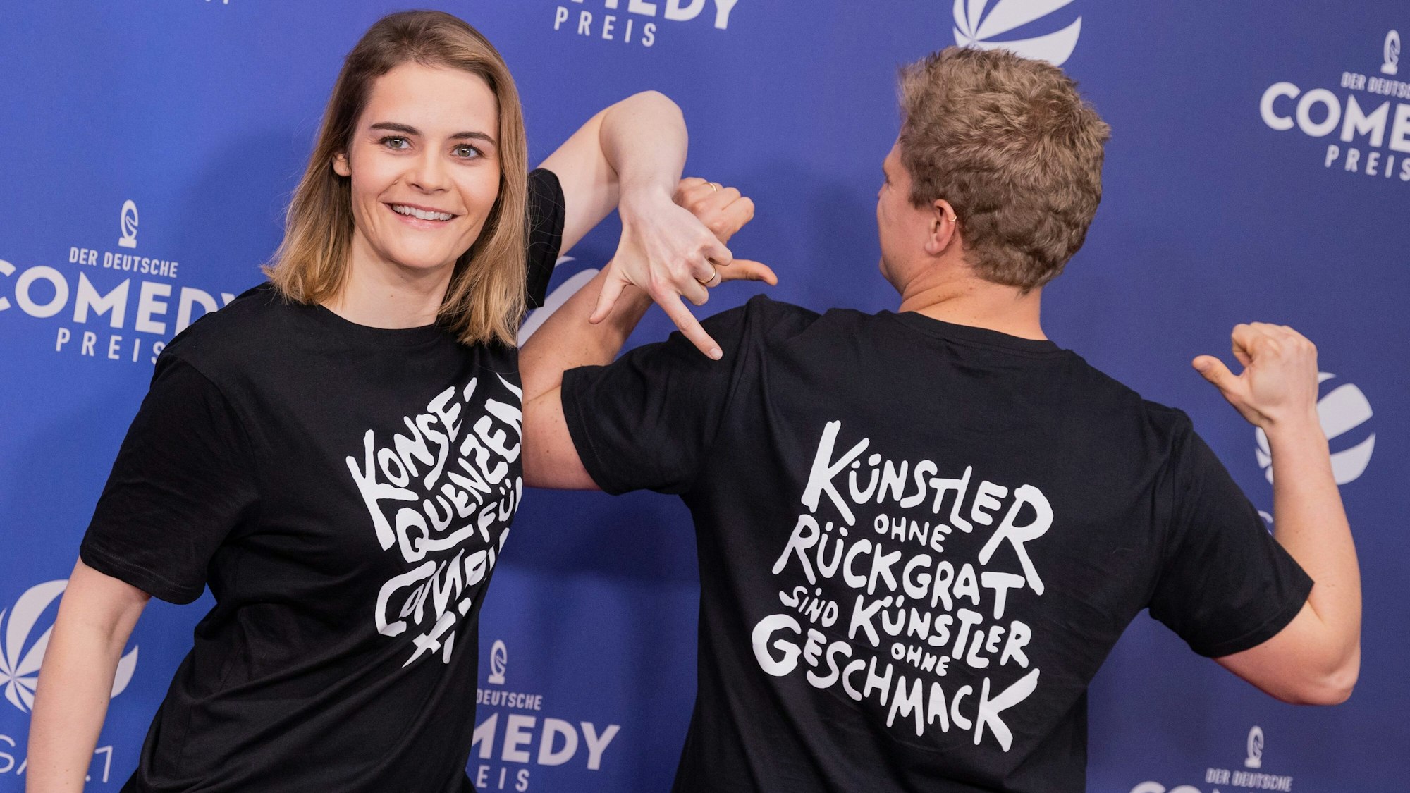 Hazel Brugger und ihr Mann Thomas Spitzer bei der Verleihung des Comedypreises. Mit ihrer T-Shirt-Aktion sorgten sie für Aufsehen. Ein klares Statement gegen sexuelle Gewalt.