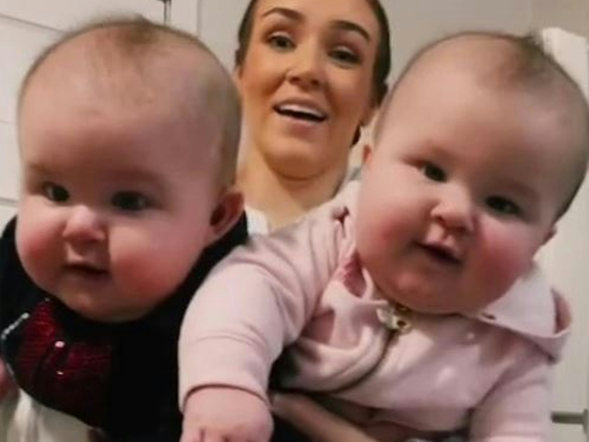 Tiktok: Amerikanerin Alexis LaRue hält ihre Babys auf dem Arm.