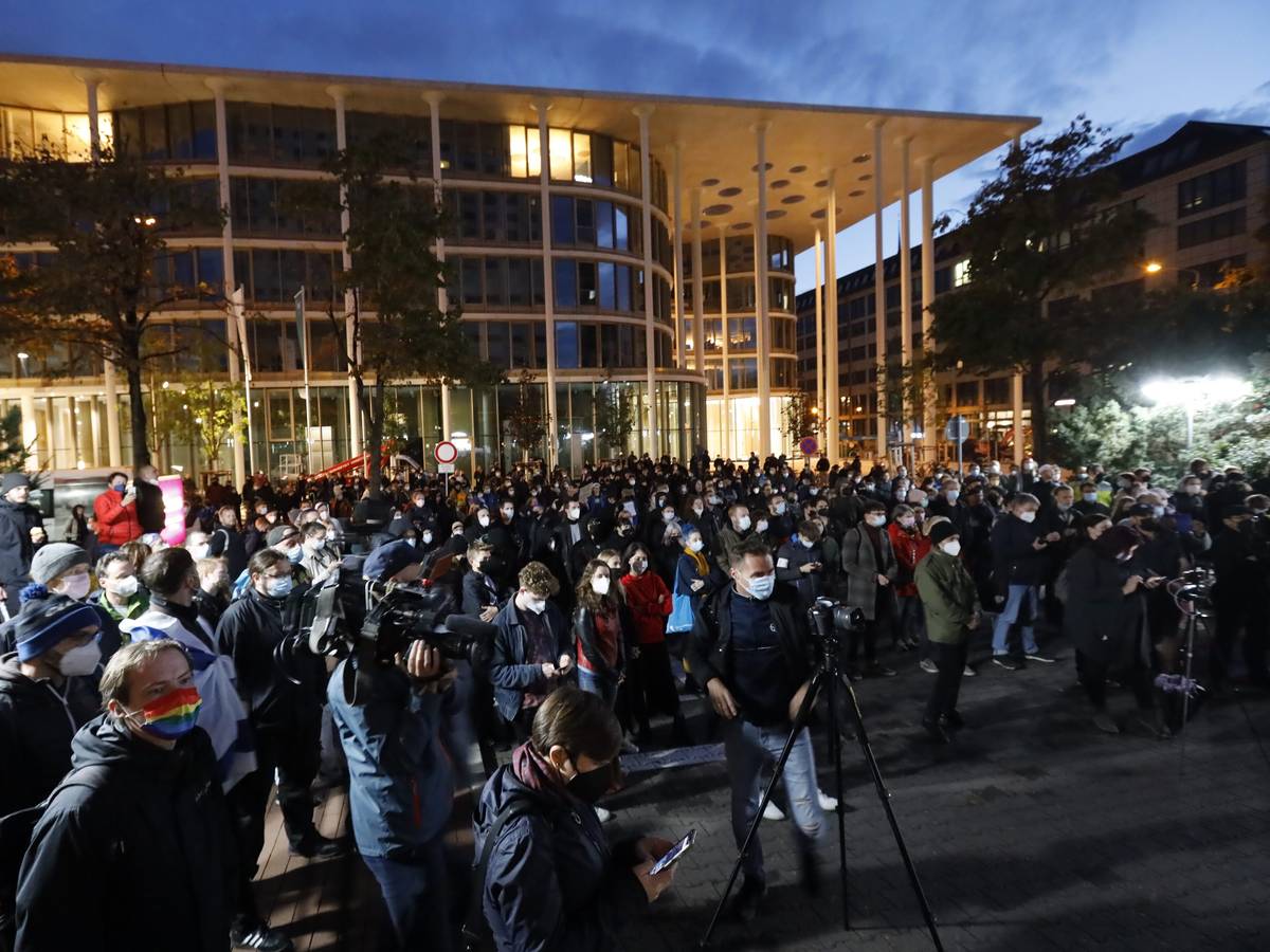 Nach Antisemitismus-Vorwürfen haben sich am Dienstagabend (5. Oktober) Hunderte Menschen vor dem „Westin Hotel“ in Leipzig versammelt, um Solidarität mit dem Musiker Gil Ofarim und Jüdinnen und Juden in Deutschland zu zeigen. Sie tragen Banner, tragen Masken, filmen.