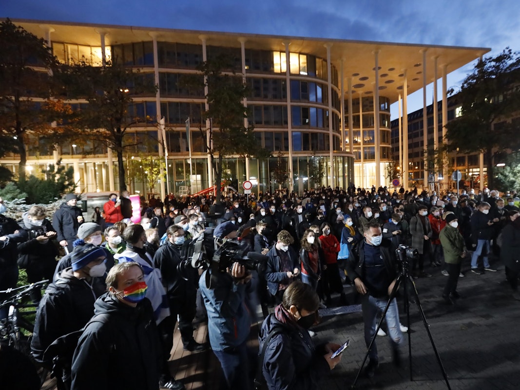 Nach Antisemitismus-Vorwürfen haben sich am Dienstagabend (5. Oktober) Hunderte Menschen vor dem „Westin Hotel“ in Leipzig versammelt, um Solidarität mit dem Musiker Gil Ofarim und Jüdinnen und Juden in Deutschland zu zeigen. Sie tragen Banner, tragen Masken, filmen.