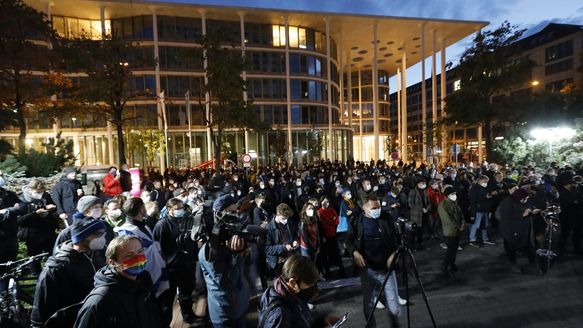 Nach Antisemitismus-Vorwürfen haben sich am Dienstagabend (5. Oktober) Hunderte Menschen vor dem „Westin Hotel“ in Leipzig versammelt, um Solidarität mit dem Musiker Gil Ofarim und Jüdinnen und Juden in Deutschland zu zeigen. Sie tragen Banner, tragen Masken, filmen.