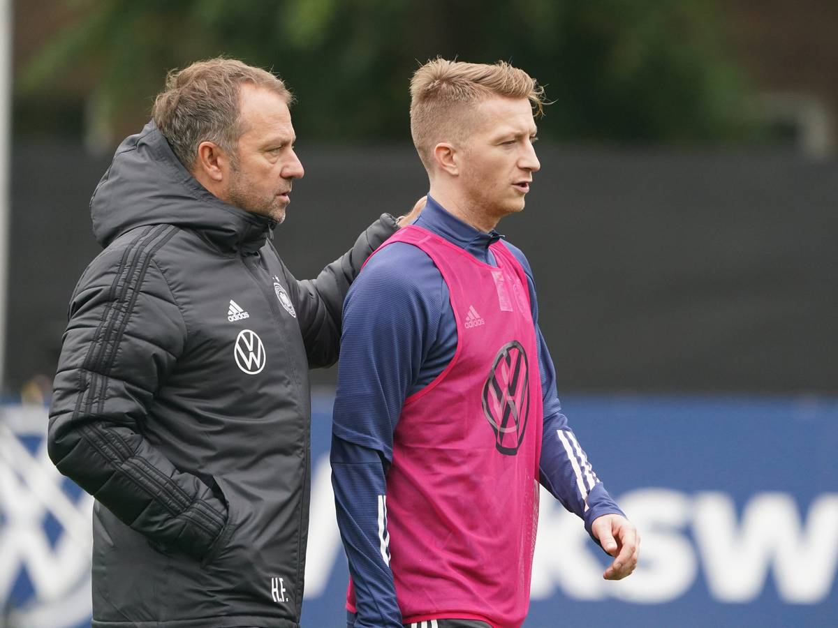Bundestrainer Hansi Flick spricht mit Dortmunds Marco Reus.