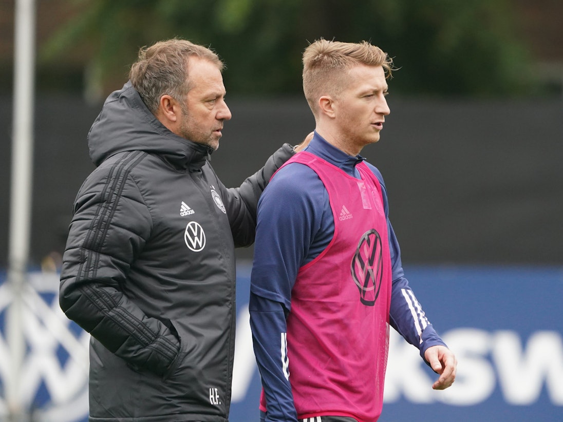 Bundestrainer Hansi Flick spricht mit Dortmunds Marco Reus.