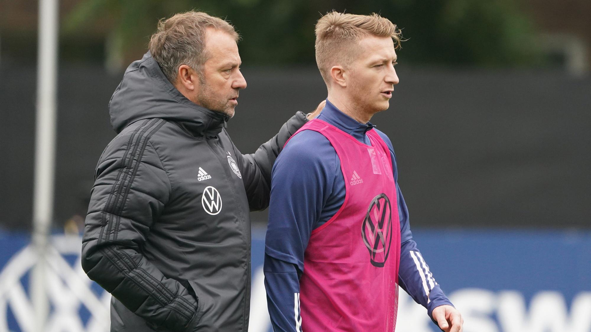 Bundestrainer Hansi Flick spricht mit Dortmunds Marco Reus.