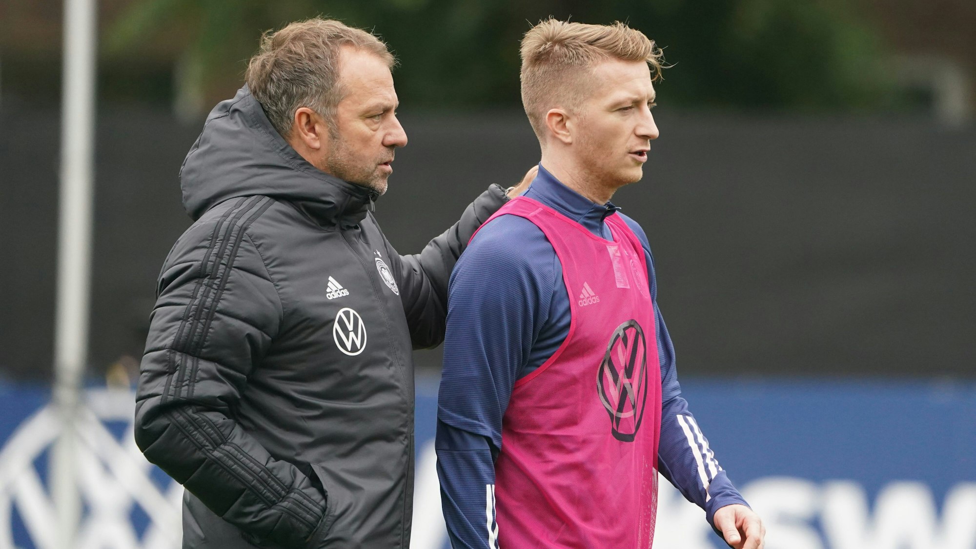 Bundestrainer Hansi Flick spricht mit Dortmunds Marco Reus.